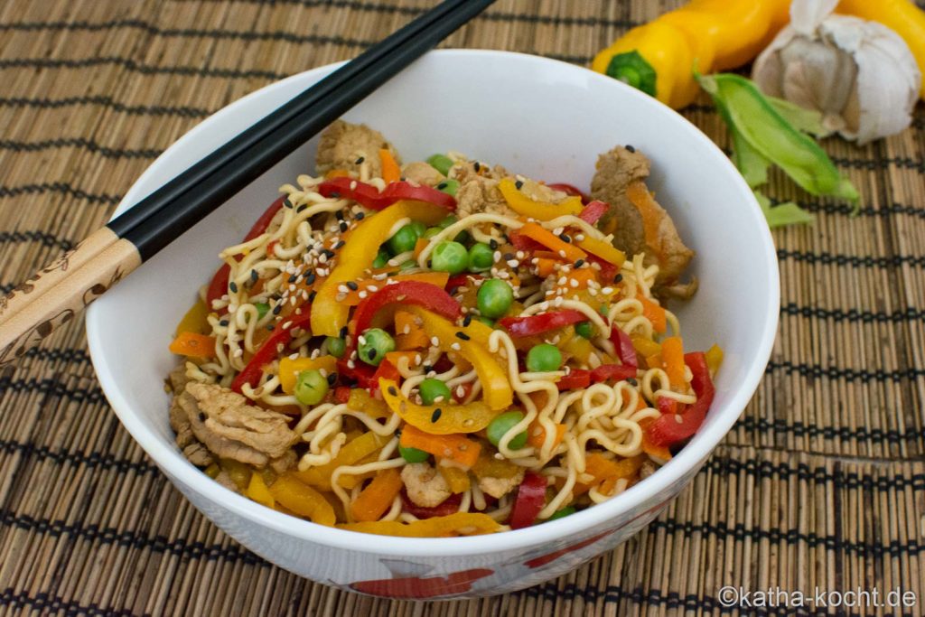 Wok Nudelpfanne mit Schweinefleisch, Paprika und Erbsen