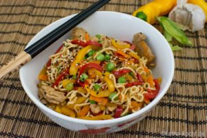 Wok Nudelpfanne mit Schweinefleisch, Paprika und Erbsen