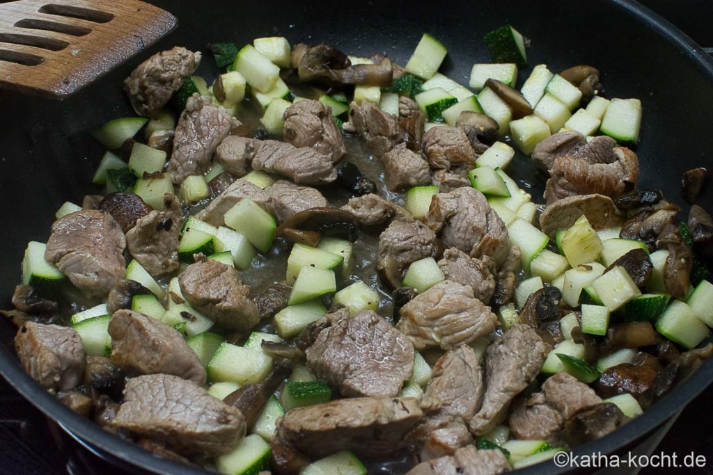 Pasta mit Schweinefilet und Zucchini 