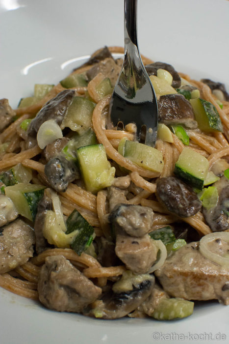 Pasta mit Schweinefilet und Zucchini 