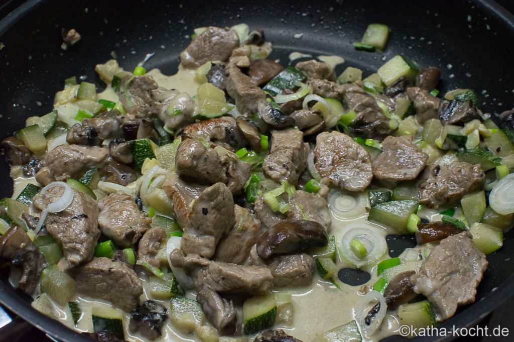 Pasta mit Schweinefilet und Zucchini 