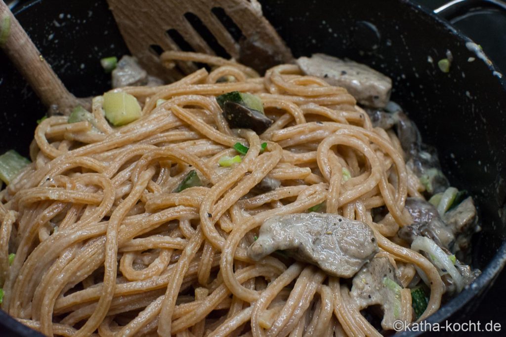 Pasta mit Schweinefilet und Zucchini 