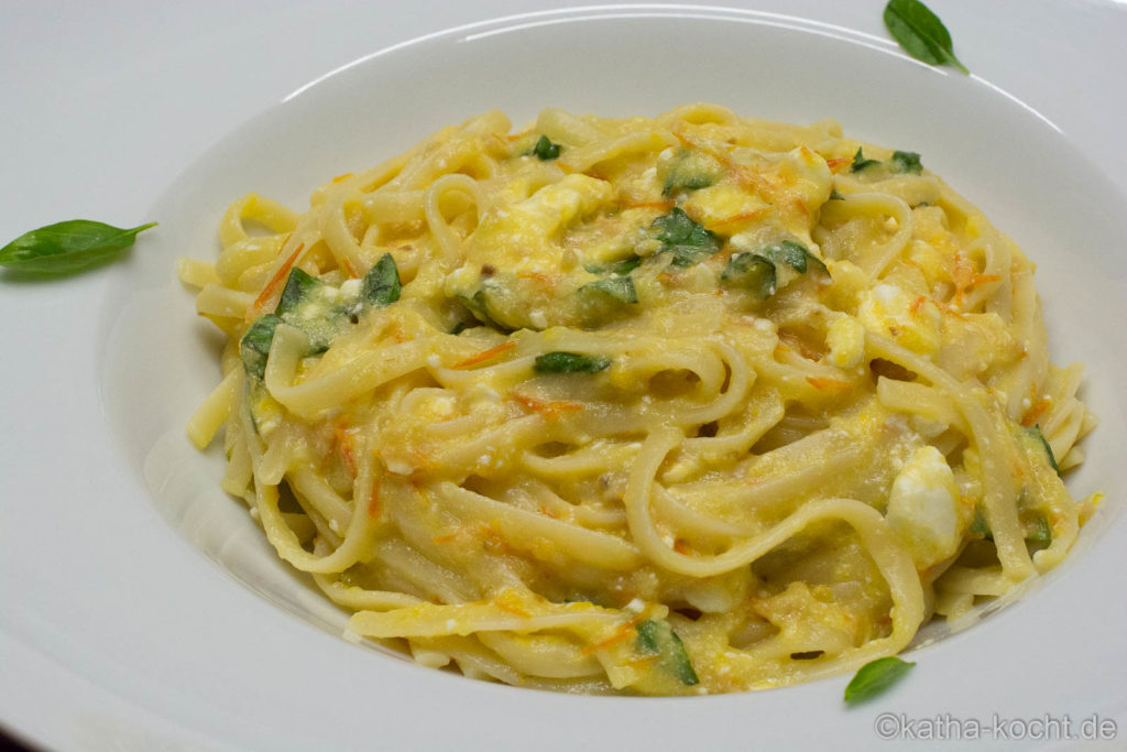 Scharfe Pasta mit gelber Tomatensauce und Schafskäse