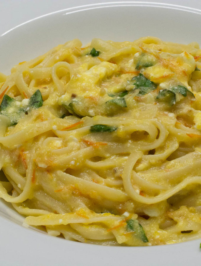 Scharfe Pasta mit gelber Tomatensauce und Schafskäse