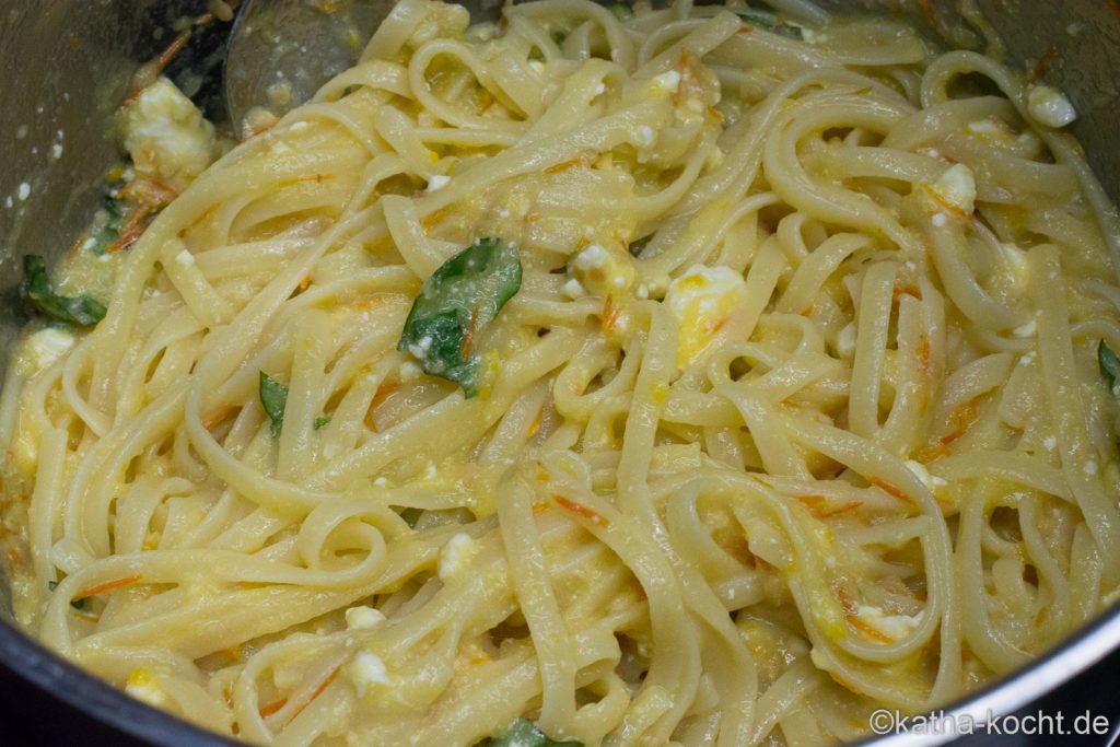 Scharfe Pasta mit gelber Tomatensauce und Schafskäse