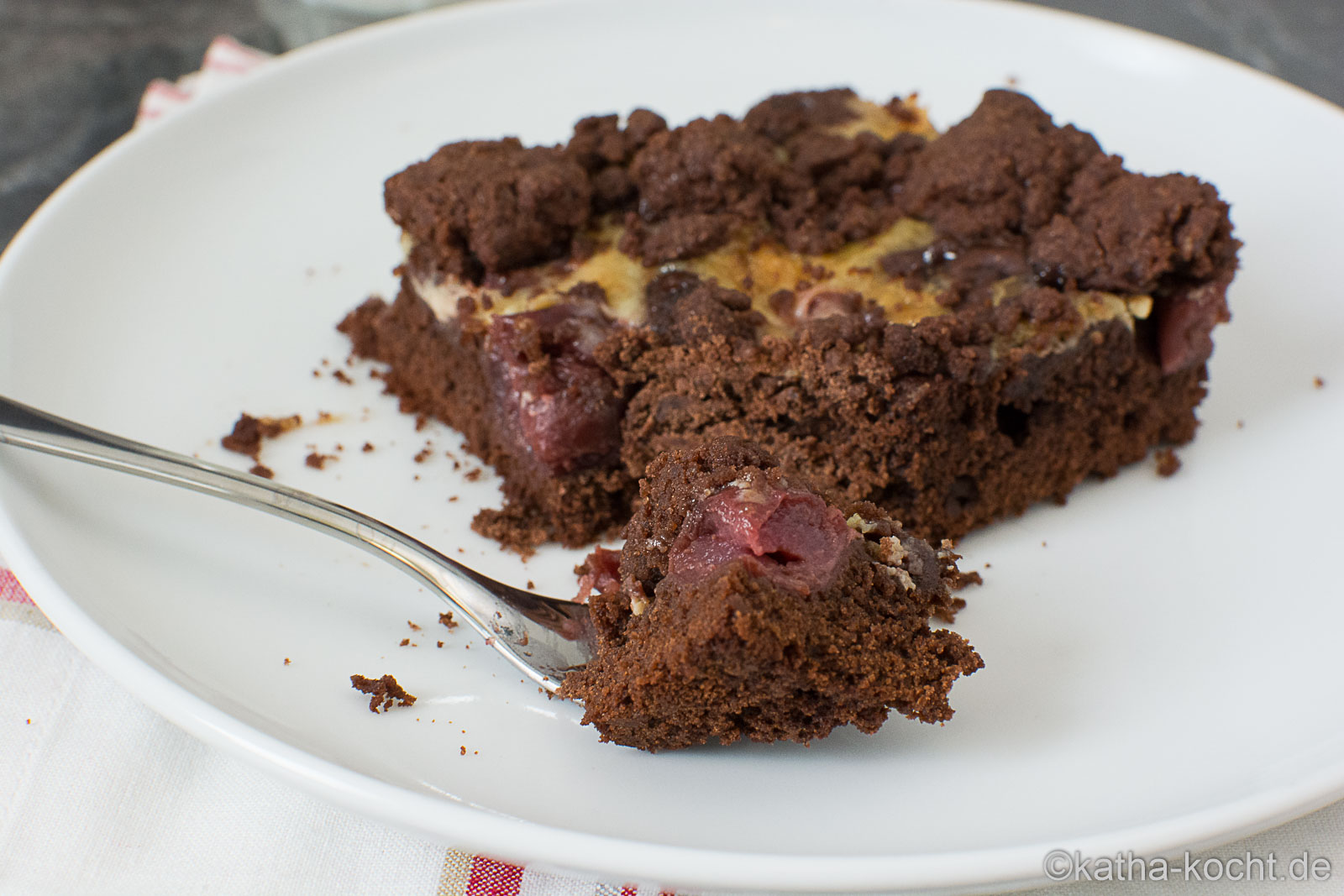 Schokoladenkuchen mit Kirschen und Streuseln vom Blech - Katha-kocht!