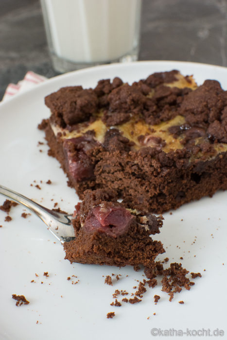 Schokoladen-Kirschkuchen mit Streuseln vom Blech