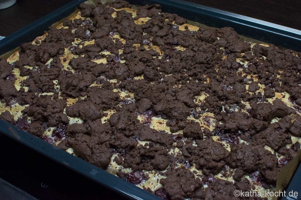 Schokoladen-Kirschkuchen mit Streuseln vom Blech