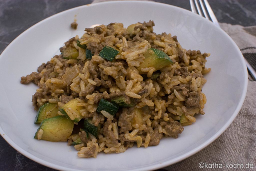 Zucchini-Hackfleisch Pfanne mit Reis