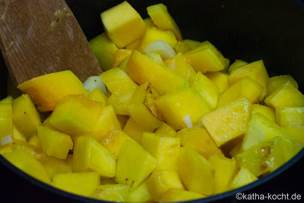 Butternutkürbis Suppe mit Hähnchenbrust