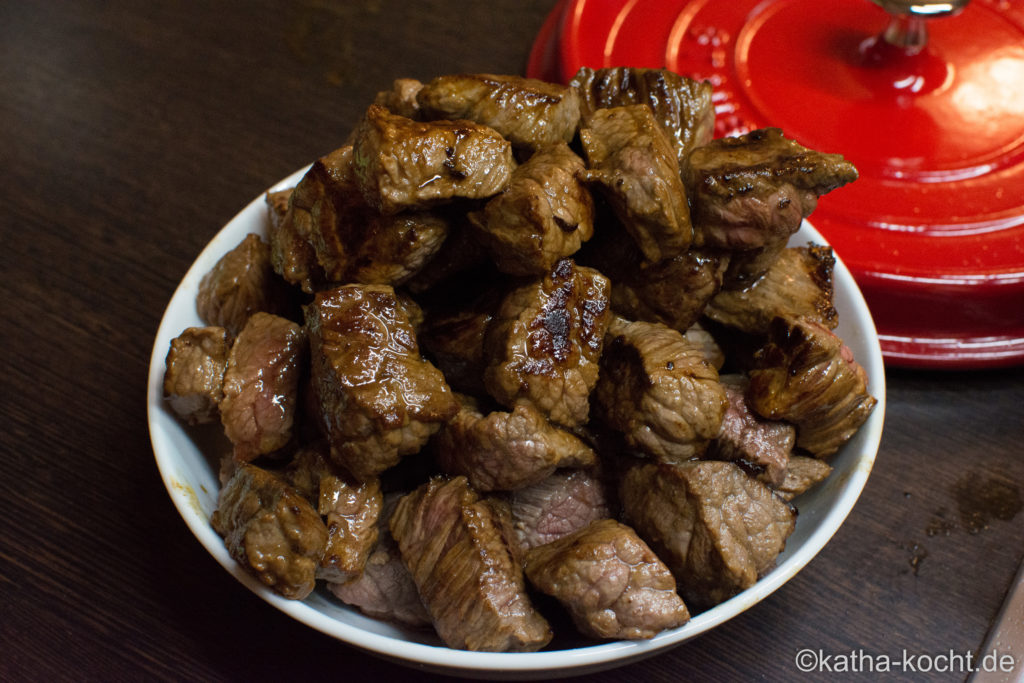 Gulasch mit Kürbis und Pilzen