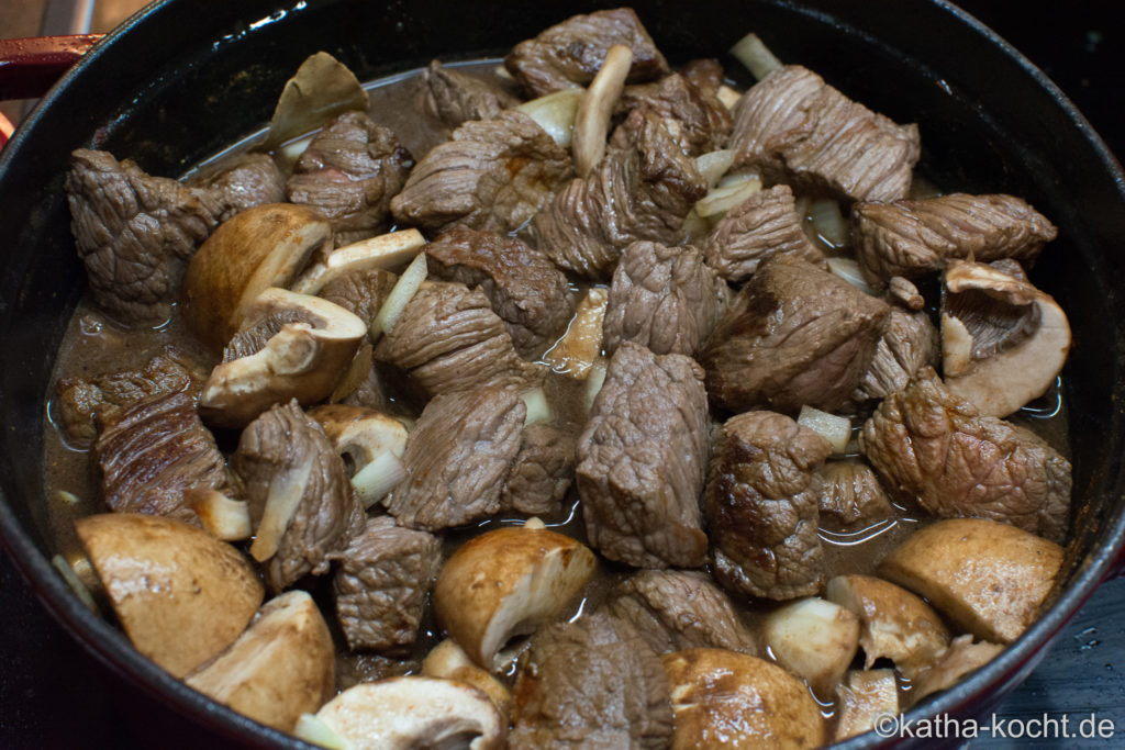 Gulasch mit Kürbis und Pilzen