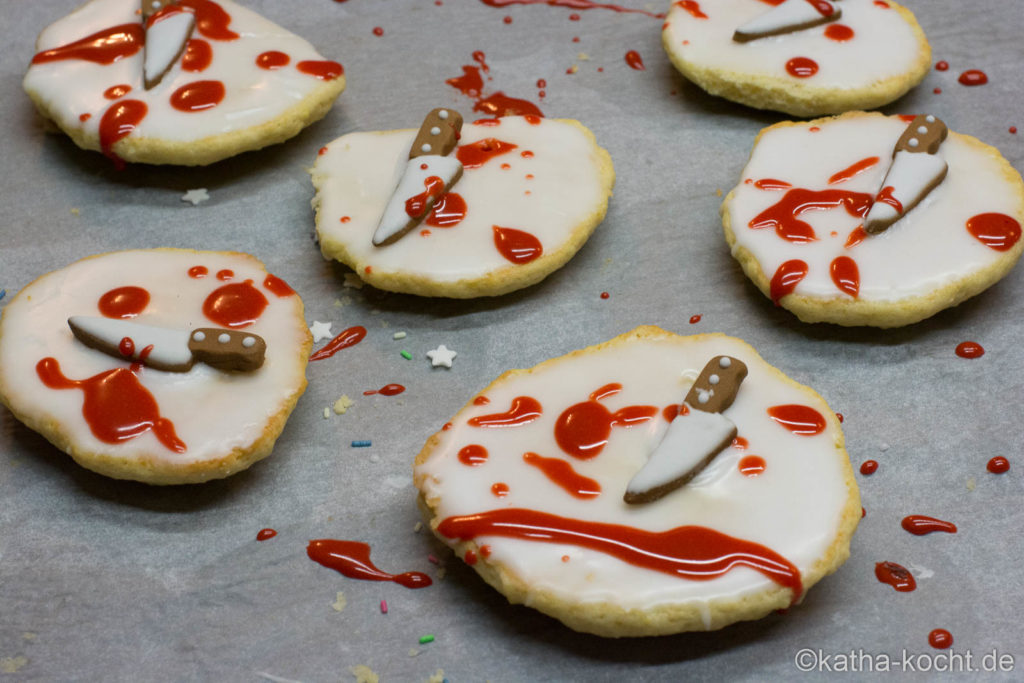 Halloween Amerikaner mit blutigen Messern