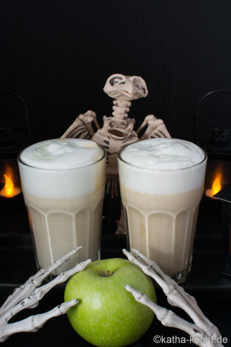 Halloween Latte Macchiato mit grünem Apfel