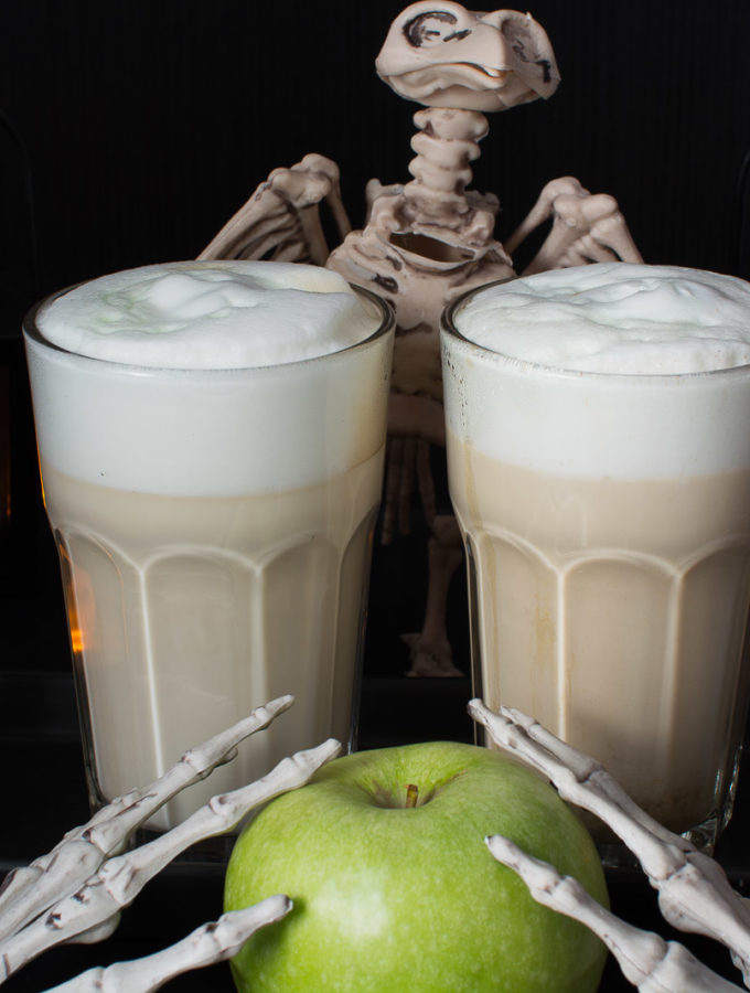 Halloween Latte Macchiato mit grünem Apfel