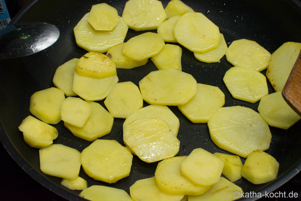 Puten-Kartoffelpfanne mit Steinpilzcreme