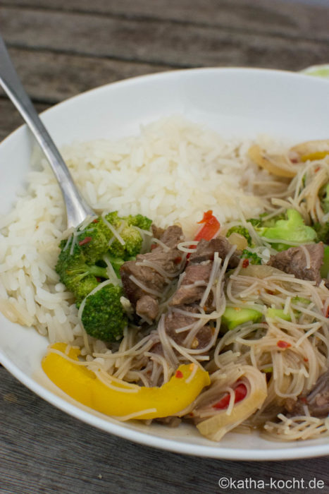 Rindfleisch mit Wokgemüse und Glasnudeln