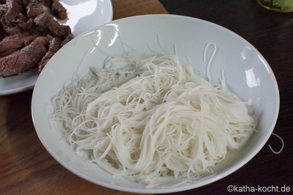 Rindfleisch mit Wokgemüse und Glasnudeln