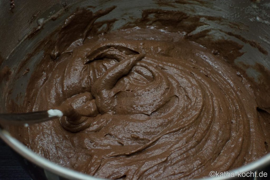 Schokoladen Gugelhupf mit Kirschen