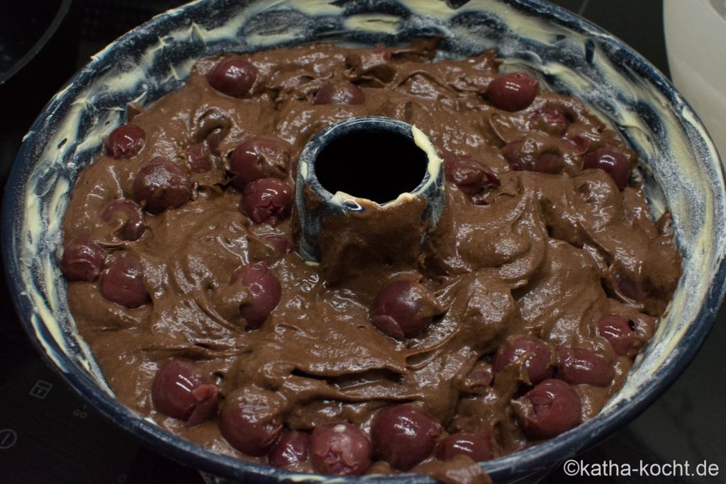 Schokoladen Gugelhupf mit Kirschen