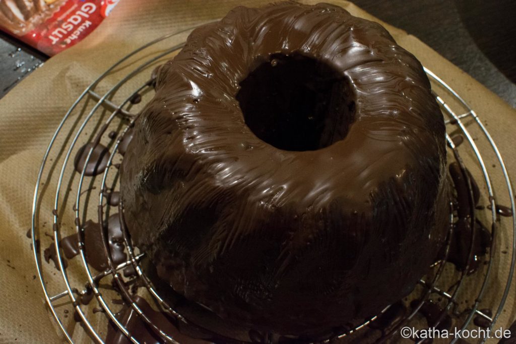 Schokoladen Gugelhupf mit Kirschen