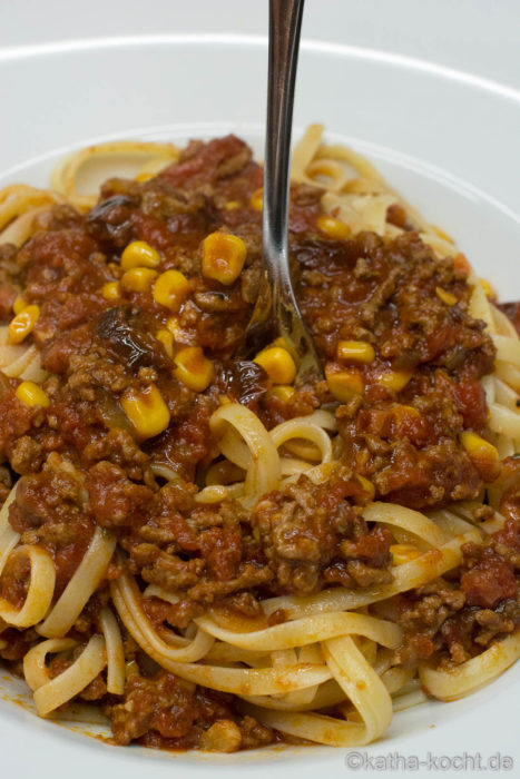 Pasta mit Mais-Bolognese