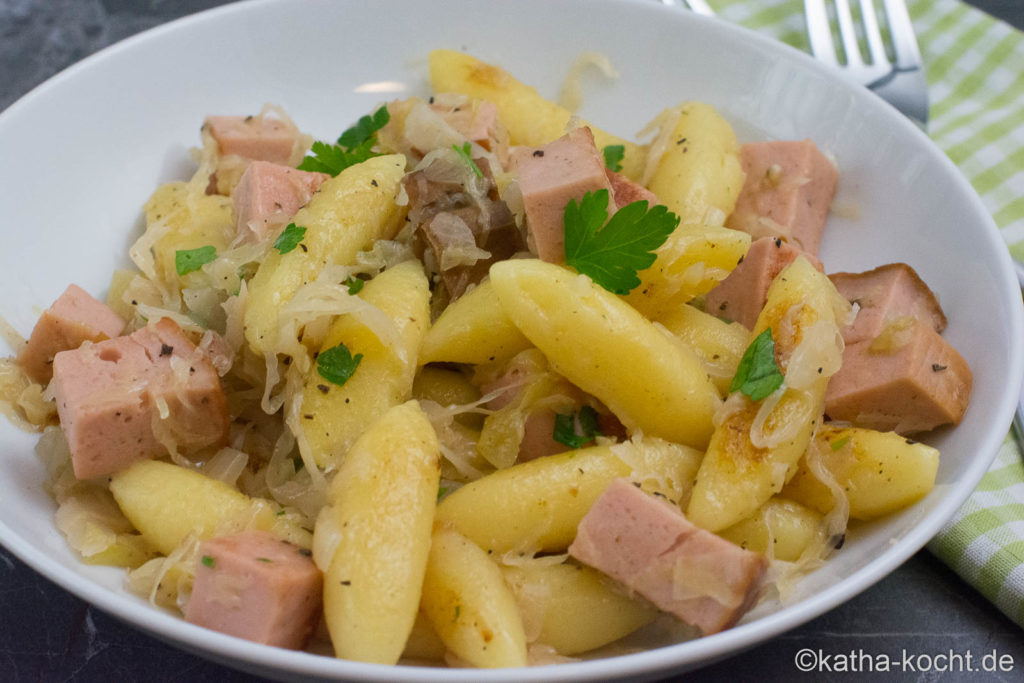 Schupfnudelpfanne mit Sauerkraut und Leberkäse