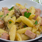 Schupfnudelpfanne mit Sauerkraut und Leberkäse