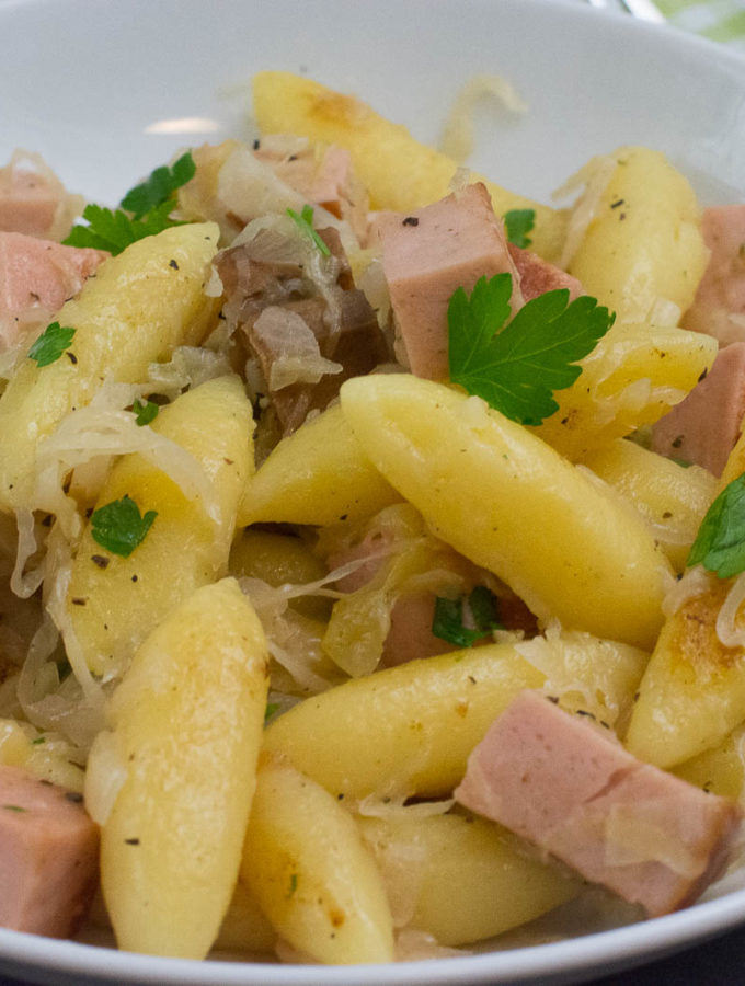 Schupfnudelpfanne mit Sauerkraut und Leberkäse