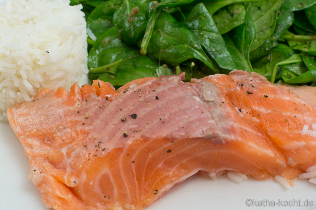 Sanft gegarter Lachs mit Spinat Salat