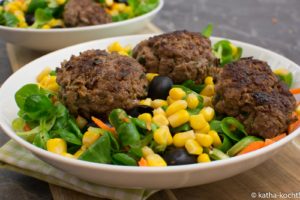 Bunter Salat mit Bouletten