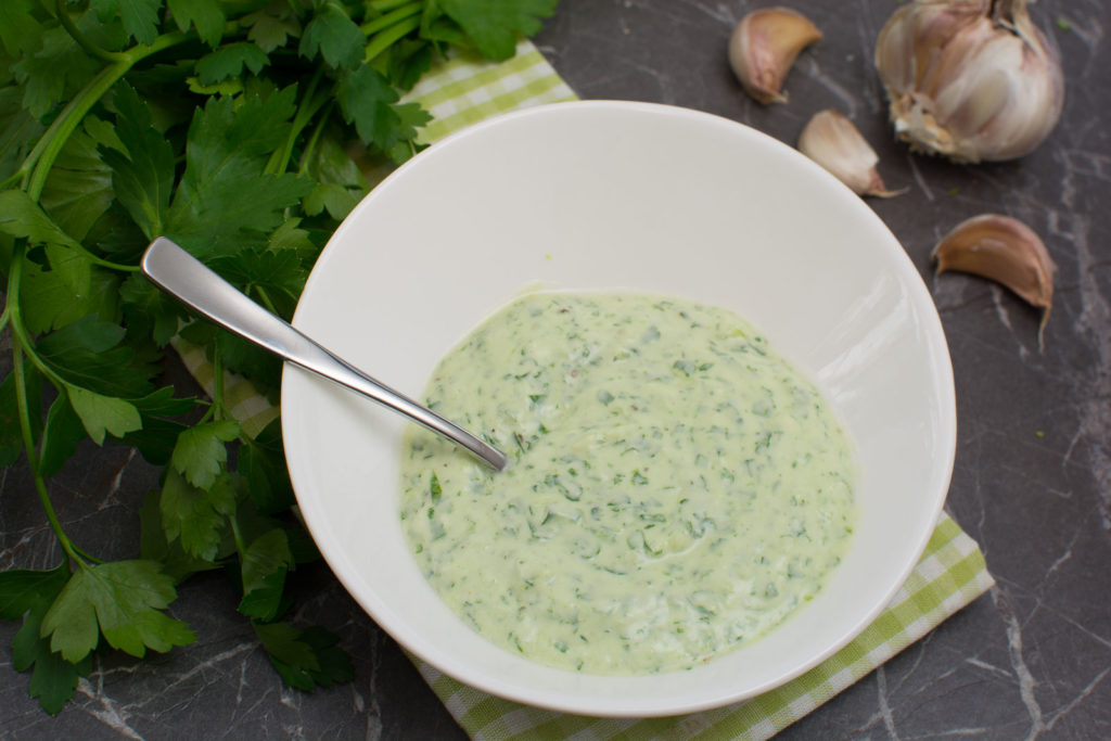 Grüner Joghurt Dip mit Knoblauch