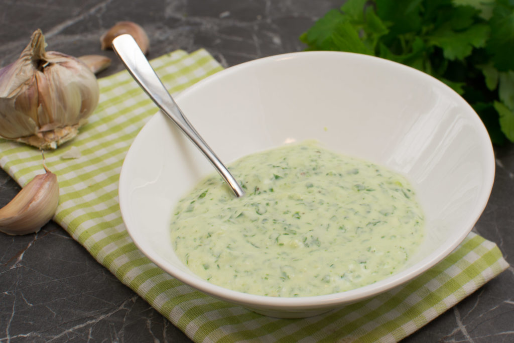 Grüner Joghurt Dip mit Knoblauch