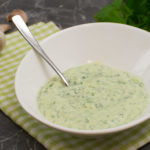 Grüner Joghurt Dip mit Knoblauch