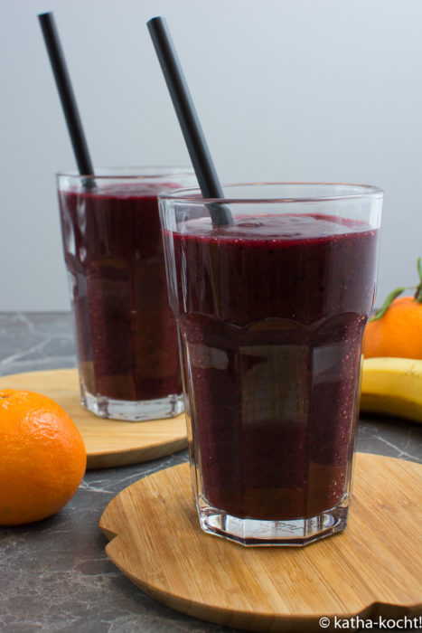 Heidelbeer-Avocado Smoothie mit Banane und Mandarinensaft 