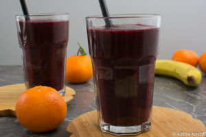 Heidelbeer-Avocado Smoothie mit Banane und Mandarinensaft