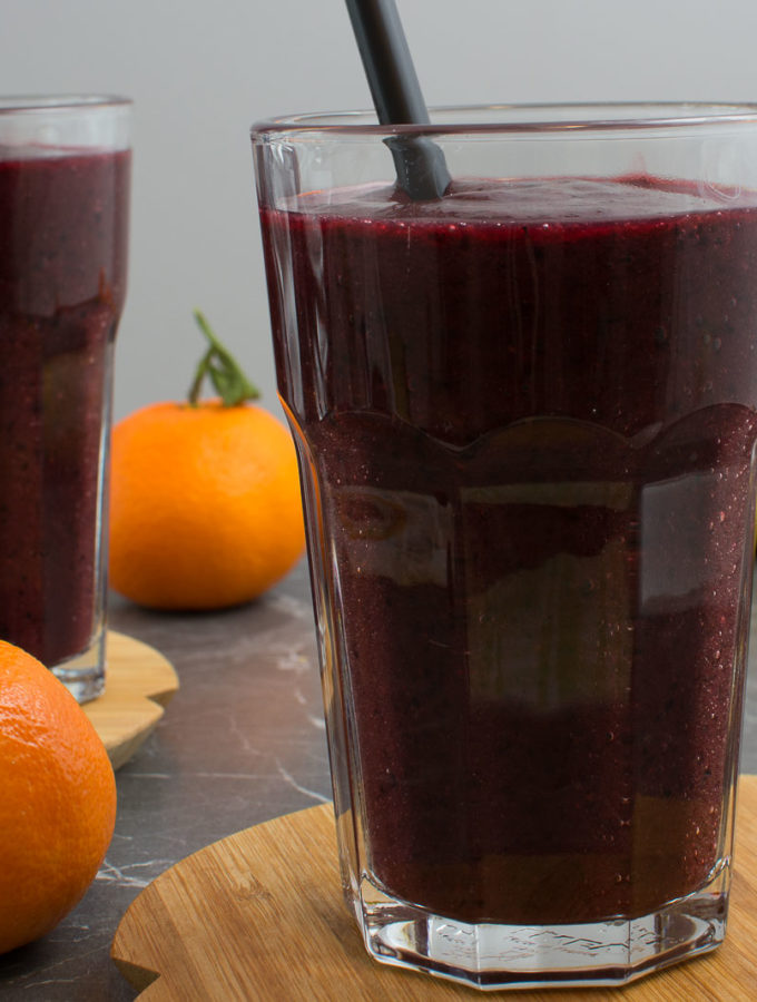 Heidelbeer-Avocado Smoothie mit Banane und Mandarinensaft