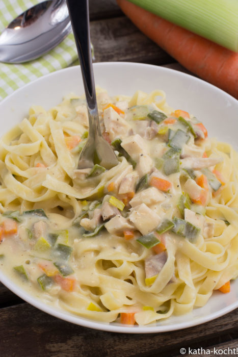 Pasta mit cremiger Sauce im Hühnerfrikassee Stil