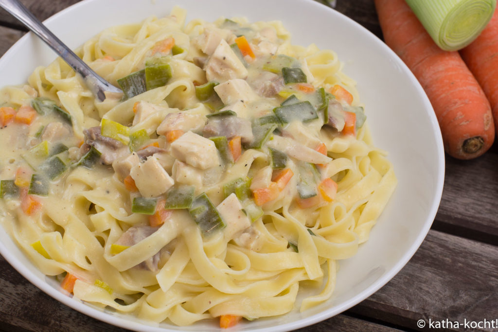 Pasta mit cremiger Sauce im Hühnerfrikassee Stil