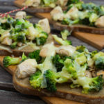Überbackene Hähnchen-Brokkoli Brote mit Bergkäse