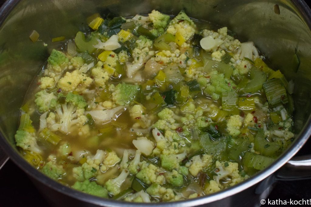 Cremige Romanesco-Suppe