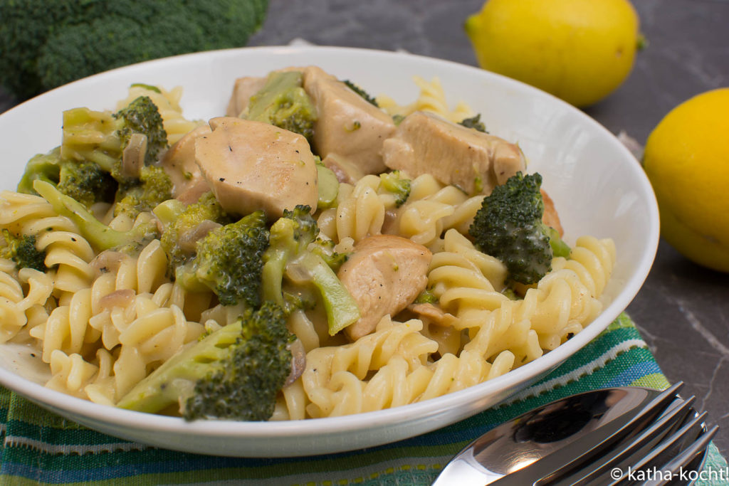 Pasta mit Hähnchen und Brokkoli in Senf-Sahnesauce - Katha-kocht!