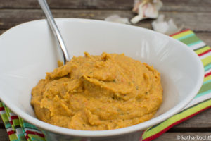 Hummus mit Aubergine und gegrillter Paprika