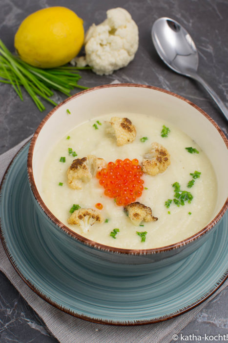 Klassische Blumenkohlsuppe mit Kaviar