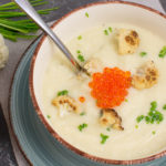 Klassische Blumenkohlsuppe mit Kaviar