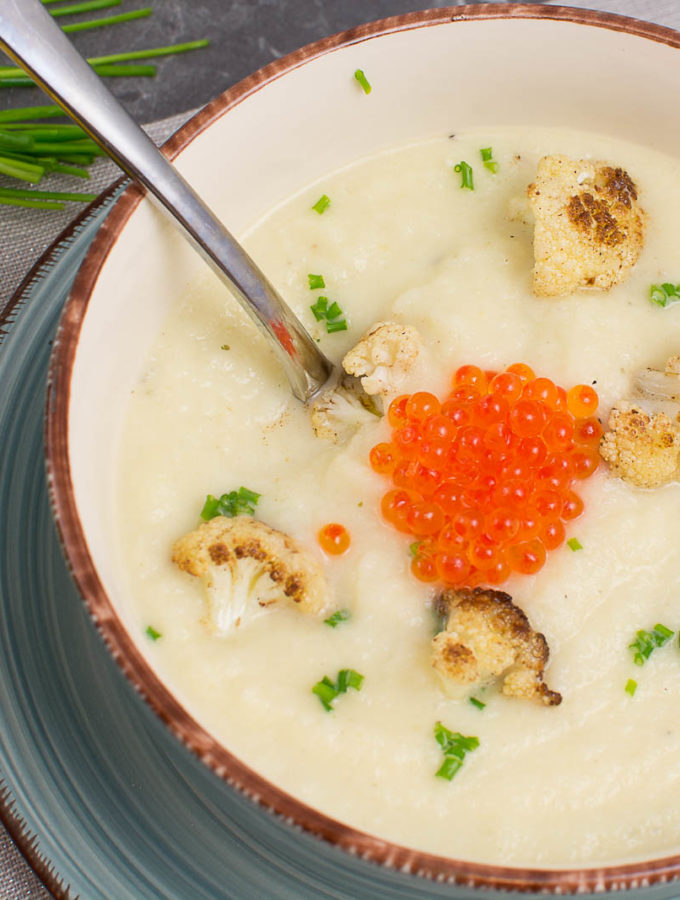 Klassische Blumenkohlsuppe mit Kaviar