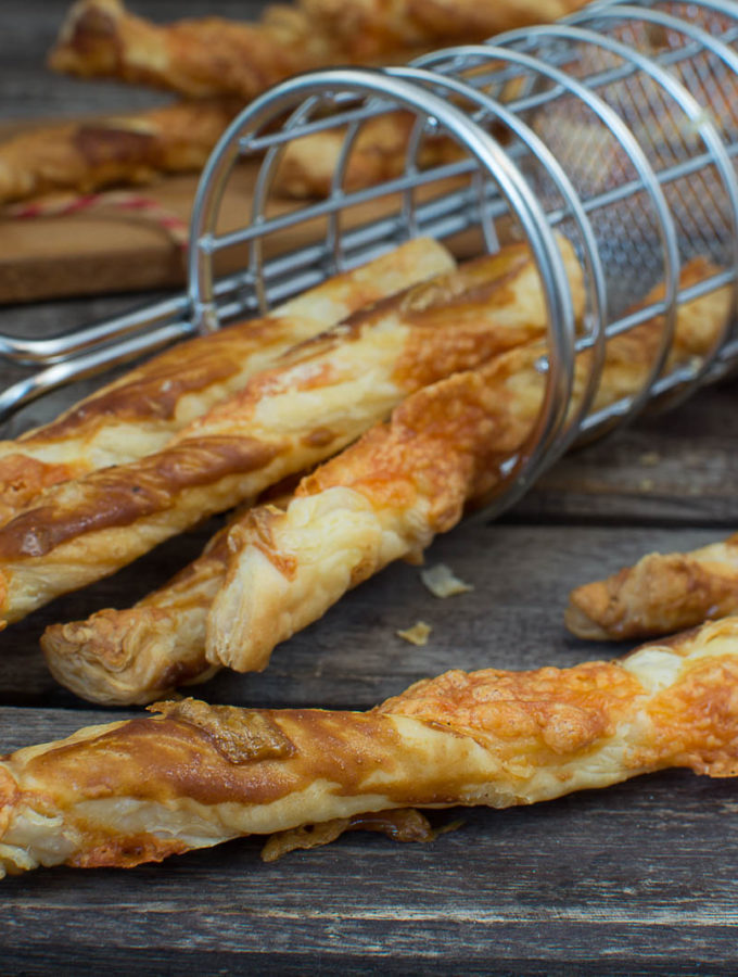 Knusprige Blätterteigstangen mit Käse - Fingerfood