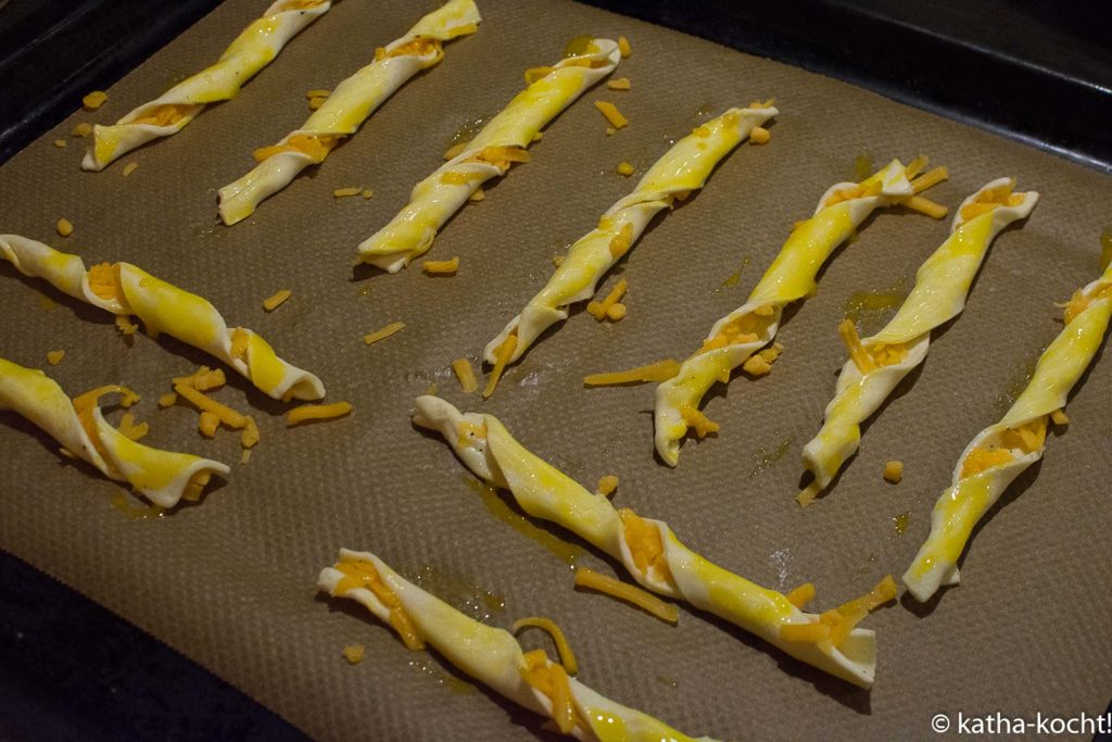 Knusprige Blätterteigstangen mit Käse - Fingerfood