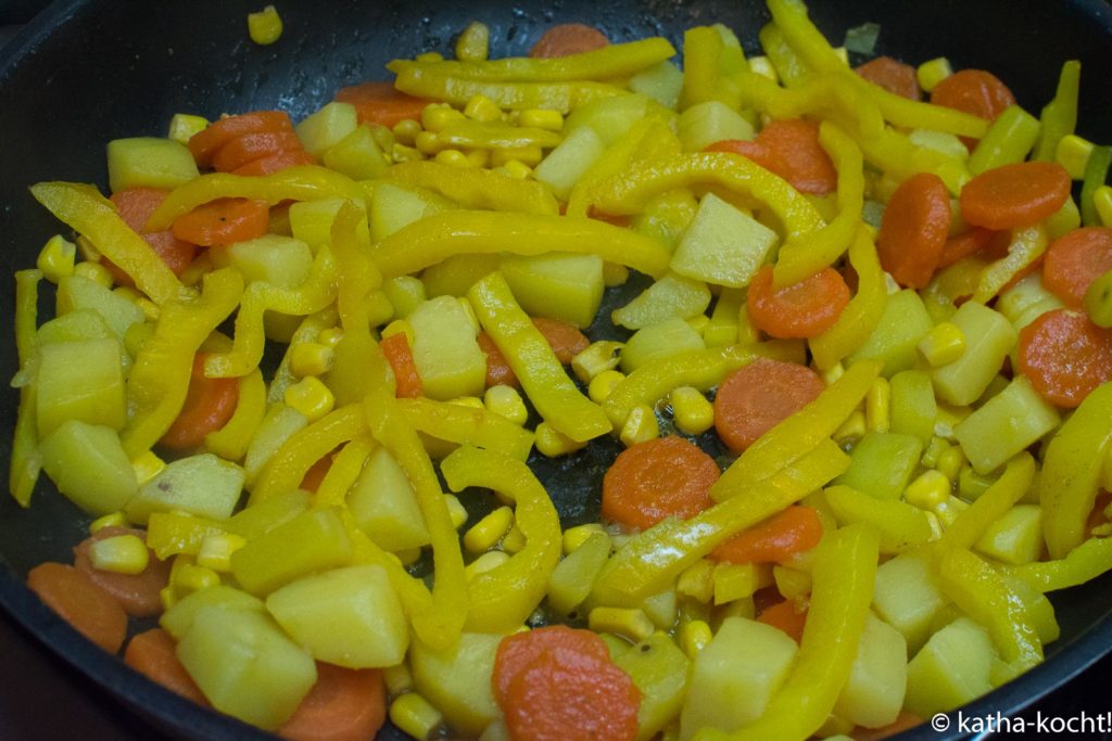 Bunte Lauch-Kartoffelpfanne mit Schnitzelstreifen