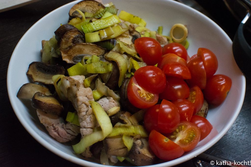 Bunte Lauch-Kartoffelpfanne mit Schnitzelstreifen